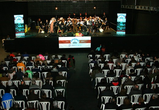 O pobo de Ordes arroupa a súa banda de música no primeiro dos actos conmemorativos do seu XXV aniversario